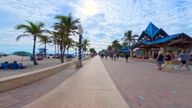 Hollywood, FL, ABD - 4 Ocak 2026 Tahta kaldırımda bisiklet yolu. Hollywood Florida ABD