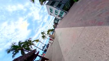 Hollywood, FL, ABD - 4 Ocak 2026 Hollywood Sahili Tahta Yolu. 360 kamera hareket döndürmesi