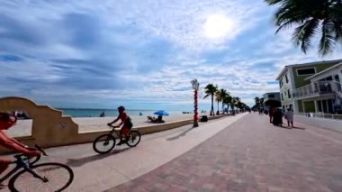 Hollywood, FL, ABD - 4 Ocak 2026: Hollywood Beach Florida 'nın panoramik videosu