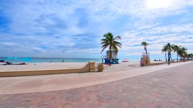 Hollywood, FL, ABD - 4 Ocak 2026: Hollywood Beach Florida 2026 'da POV video bisiklet gezisi