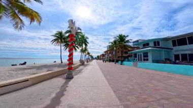 Hollywood, FL, ABD - 4 Ocak 2026: bisiklete binmek ya da Hollywood Beach Boardwalk 'ta koşmak. 4k 60p hareket videosu