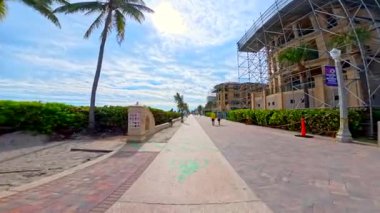 Hollywood, FL, ABD - 4 Ocak 2026 4k 60p video Hollywood Beach Florida tahta kaldırım sahnesi Ocak 2026