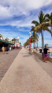 Kışın Hollywood Sahili turizmi. 4k dikey video