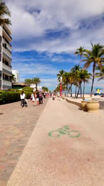 Hollywood Sahili sahil yolu yaya ve bisiklet yolu hareket halinde.