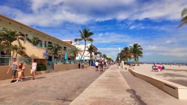 Hollywood, FL, ABD - 4 Ocak 2026: 2.5 mil tahta kaldırım Hollywood Sahili bisiklet yolu