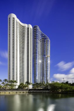Sunny Isles Beach, FL, ABD - 8 Ocak 2026: The Ritz Carlton Residences next Trump Towers Sunny Isles Beach Florida