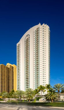 Sunny Isles Beach, FL, ABD - 8 Ocak 2026: Turnberry Ocean Colony Condominium Sunny Isles Beach