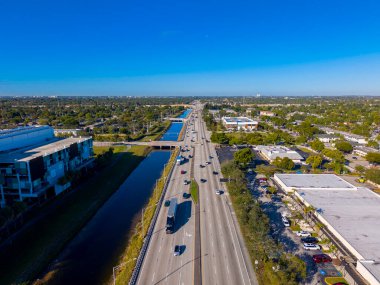 Hava fotoğrafı Sunrise Bulvarı batıya bakıyor.