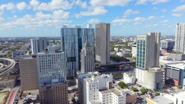 Miami, FL, ABD - 24 Ocak 2026: Miami Beach körfezindeki gökdelenlerin insansız hava aracı fotoğrafları