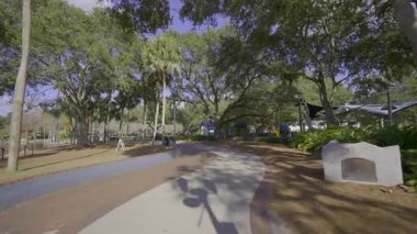 Orlando, FL, ABD - 23 Ocak 2026: Orlando Gölü çevresindeki patika. İşlenmemiş HDR 'de 4K atış.