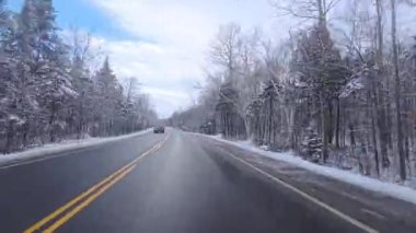 New Hampshire stok videosunda dolambaçlı bir kar yolunda araba kullanmak