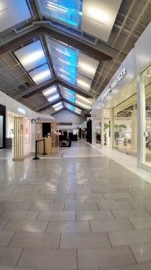 Sunrise, FL, USA - 14 Ocak 2026: Alışveriş merkezinde yürüyen dikey video. Sawgrass Mills Outlet Alışveriş Merkezi Gündoğumu Florida