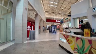 Sawgrass Mills Alışveriş Merkezi. Açılış saatinden önce iç yürüyüş turu