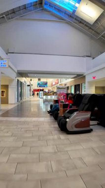 Sunrise, FL, ABD - 15 Ocak 2026: Sawgrass Mills Outlet AVM Sunrise Florida. 2026 'ya kadar dikey hareket