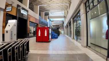 Kapalı bir alışveriş merkezinde yürüyorum. Sawgrass Mills Outlet Alışveriş Merkezi Gündoğumu Florida