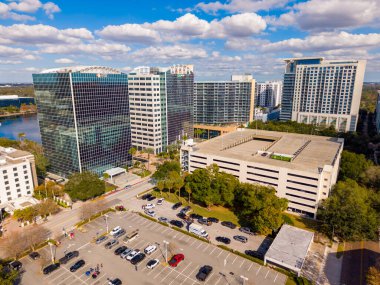 Orlando, FL, ABD - 23 Ocak 2026: Eola Gölü 'nden PNC ve TD bankaları