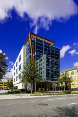 Orlando, FL, ABD - 23 Ocak 2026 Zirve Ortakları Orlando Florida. Modern mimarinin uzun pozlama fotoğrafı