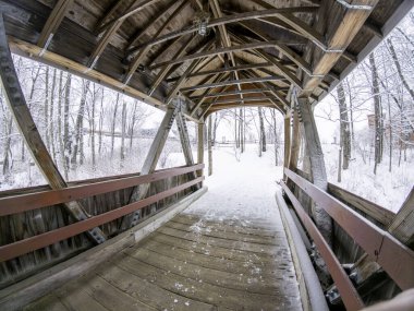 Kış karında kırmızı tahta köprü