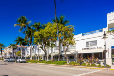 Napoli, FL, ABD - 2 Şubat 2026: Lüks restoranlar ve mağazalar Napoli 5. Cadde