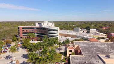 Napoli, FL, ABD - 2 Şubat 2026: Hava stoku görüntüleri NCH Kuzey Napoli Hastanesi 2026