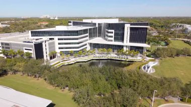 Napoli, FL, ABD - 2 Şubat 2026: İnsansız hava aracı video modern mimarisi Napoli Florida. Hava görüntüleri Arthrex Napoli Florida