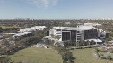 Napoli, FL, ABD - 2 Şubat 2026: Arthrex Napoli Florida. 4k hava aracı video modern mimari