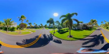 Napoli, FL, ABD - 2 Şubat 2026: 360 8k Napoli Florida yerleşim yeri hareket videosu