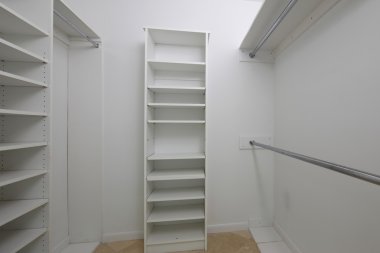 Raflarla boş closet