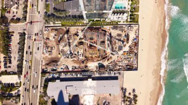 184. Cadde ve Collins Bulvarı 'ndaki Sunny Isles Plajı üzerindeki hava sahası.