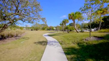 Parkta bisiklete binmek. POV video Miami Plajı Bayshore Parkı