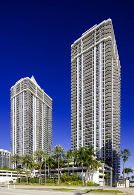 Miami Beach, FL, ABD - 10 Şubat 2026 Miami Beach Collins Bulvarı 'ndaki Mavi ve Yeşil Elmas Apartmanları