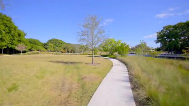 Parkta bisiklete binmek. 4k 60p görüntü yavaş çekime çevrilebilir