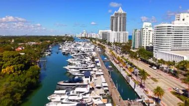 Miami Beach, FL, ABD - 21 Şubat 2026: Miami Beach International Bot Show 2026 Collins Bulvarı üzerinde uçuyor