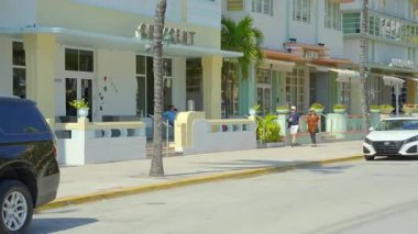 Miami Beach, FL, ABD - 13 Şubat 2026: Ocean Drive 'daki oteller dengeli 4K 60p ile hareket halindedir