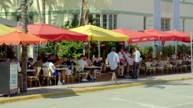 Miami Beach, FL, ABD - 13 Şubat 2026: Ocean Drive Miami Beach 4K 60p. Etkin izleme aygıtı stabilize edilmiş parallax şarjörü
