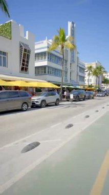 Miami Beach, FL, ABD - 21 Şubat 2026: Hotel Breakwater South Beach. Dikey 4k 60p stok video