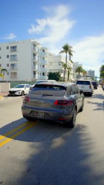 Miami Beach, FL, ABD - 21 Şubat 2026: Porsche Macan Miami Beach Ocean Drive dikey video takibi