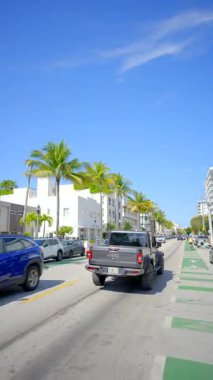 Miami Beach, FL, ABD - 21 Şubat 2026: Rolling, Miami Beach Ocean Drive 'ı 4K dikey kullanan bir Jeep Gladyatörü vurdu