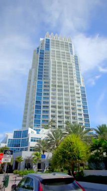 Continuum Miami Beach dikey stok videosu 2026