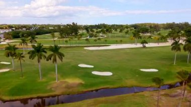 Hızlı FPV üstgeçişi golf sahası 4k