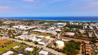 Borsa videosu Boynton Beach Florida 2026. Hava aracı okyanusa doğru uçuyor.