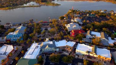 The Villages Florida 'da günbatımı. Sumter Gölü 'ne iniş videosu