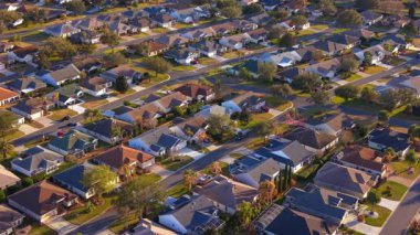 The Villages Florida 'daki mahalleler alçak güneş açısı 4K hava görüntüsü