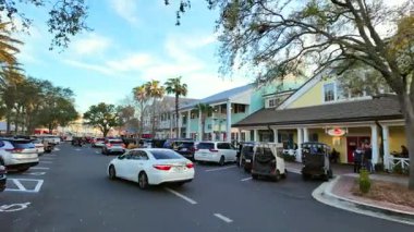 The Villages, FL, ABD - 26 Şubat 2026: Lake Sumter Landing The Villages Florida 2026 sürücü turu