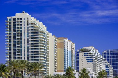Fort Lauderdale 'deki derin mavi gökyüzünde bir grup sahil binası.