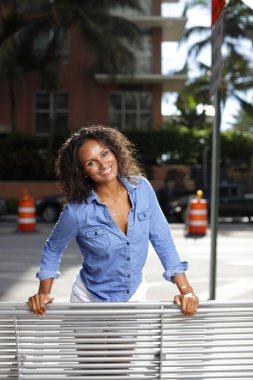 Bir otobüs durağı bankta model