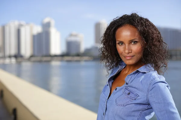 Beautiful woman posing by the bay — Stock Photo, Image