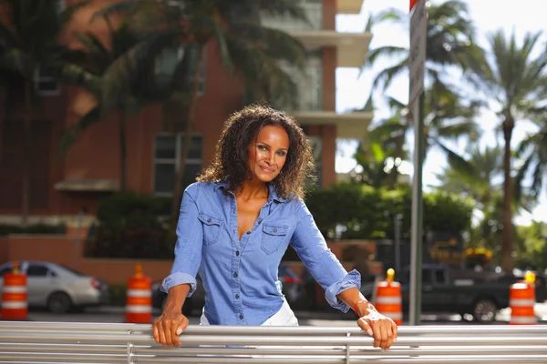 Model on a bus stop bench — Stock Photo, Image