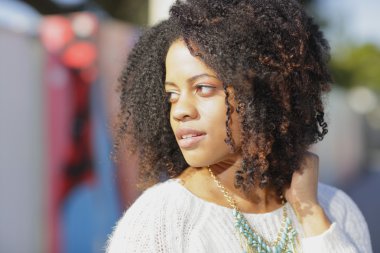 Güneşe arayan kadın