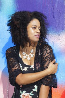 Mavi bir arka plan ile poz kadın